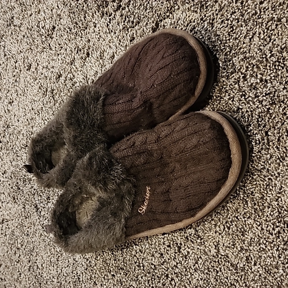 Barely worn size 9 women's Skechers slip ons